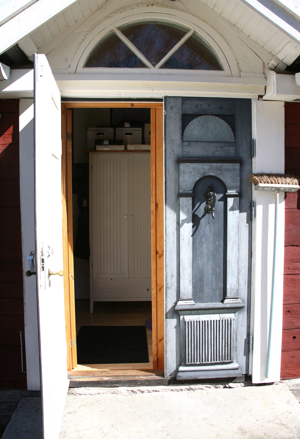 La porte d'entrée cintrée de la cabane
