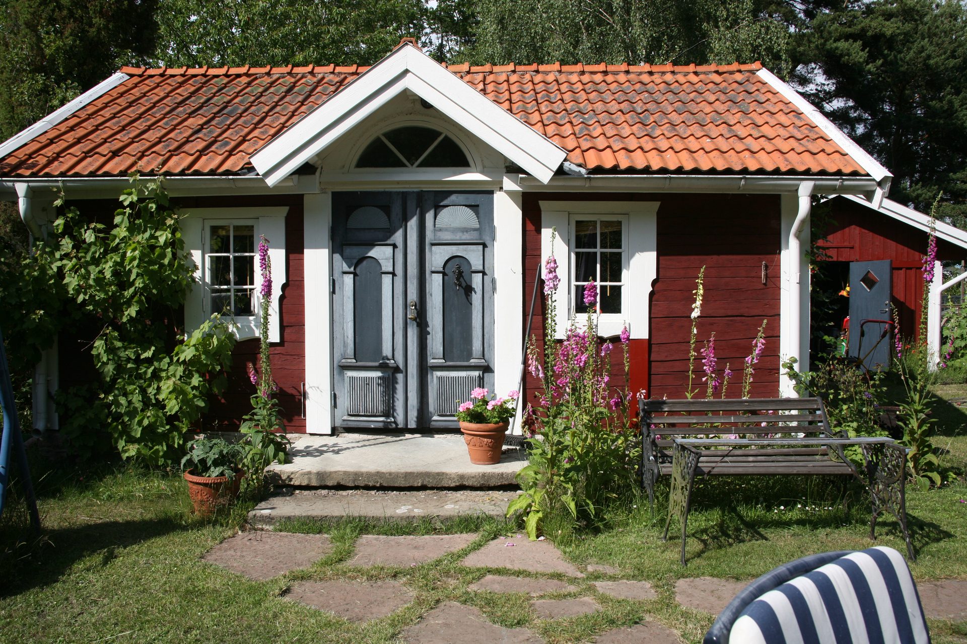 La cabane rouge et son jardin en été