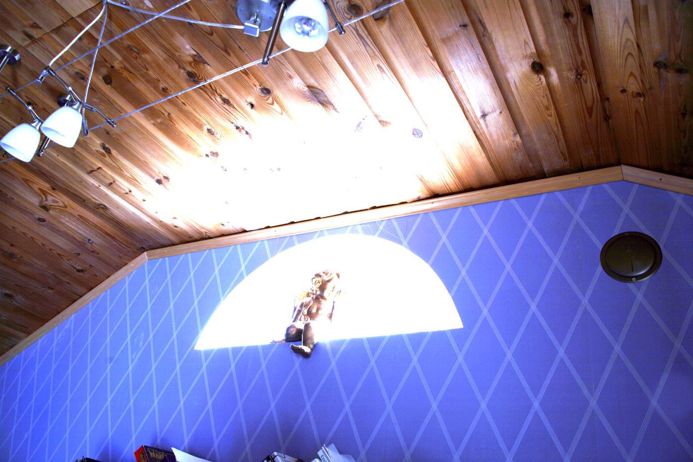 Alcôve de couchage sous le plafond en bois
