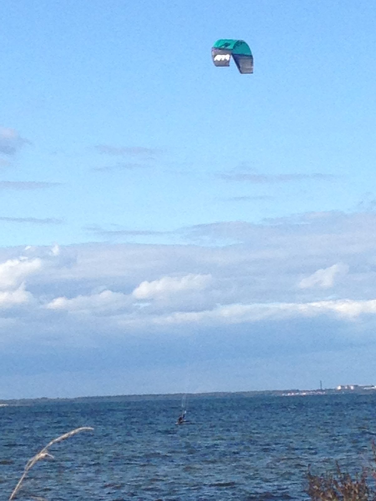 Kitesurf sur la mer au large d'Öland